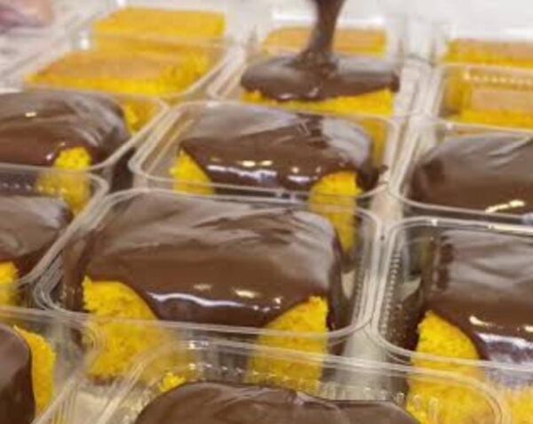 Bolo de Cenoura com Cobertura de Chocolate no pote